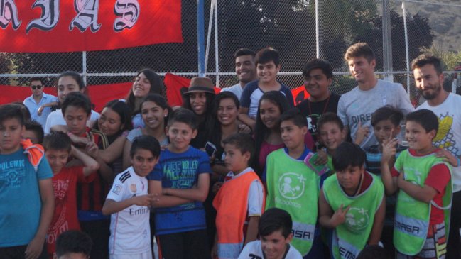 Figuras jóvenes de Universidad Católica visitaron a niños de Huechuraba