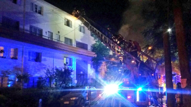 Bomberos controló incendio en edificio del barrio Franklin