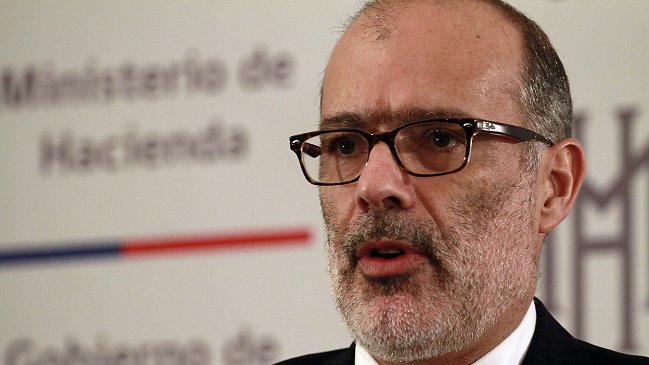 Ministro de Hacienda descartó renunciar por nuevo rechazo al reajuste