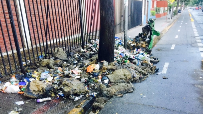 Se sigue acumulando basura en Santiago: Malos olores en nivel crítico
