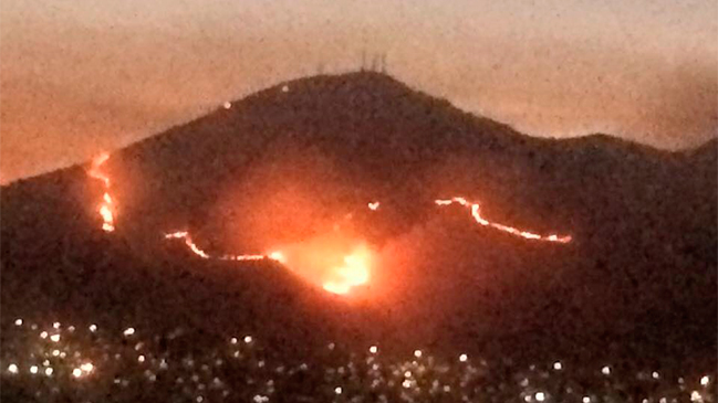 Bomberos combate incendio en el cerro Chena