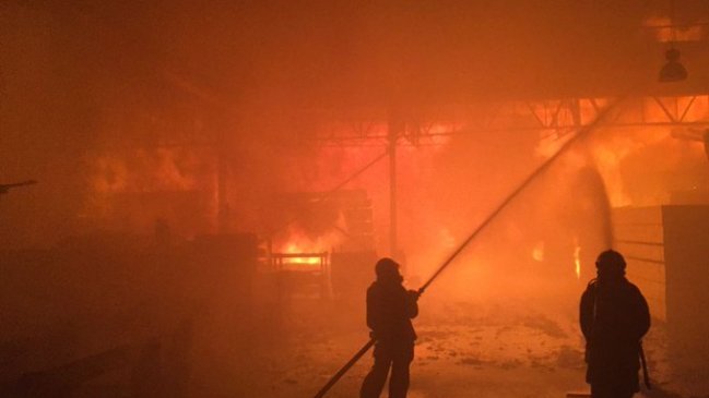 Al menos 15 compañías de Bomberos trabajaron para controlar incendio en Coronel