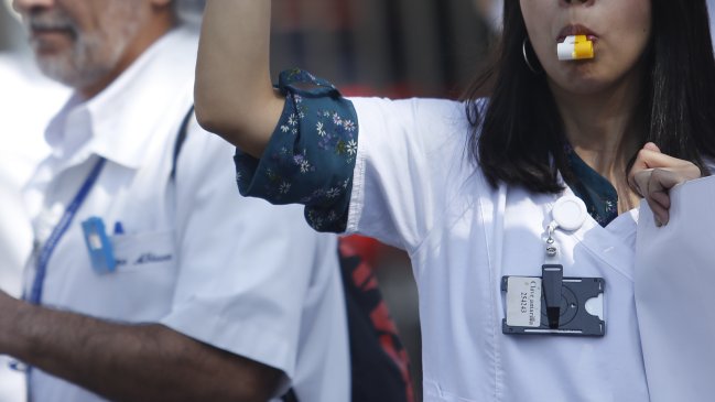 Colegio Médico: Funcionarios intentaron detener cesárea de emergencia