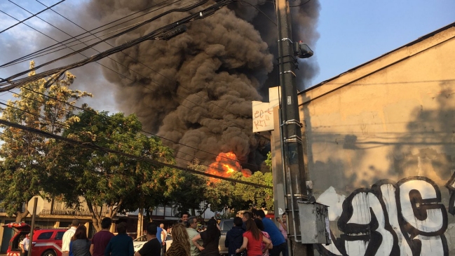 Bomberos trabajó para controlar incendio en una fábrica en Ñuñoa