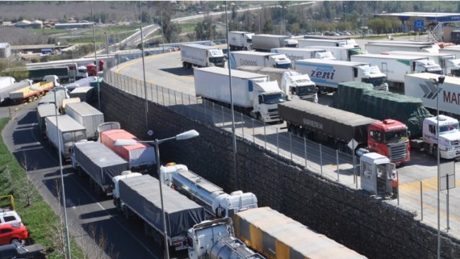 Al menos 250 camiones detenidos en Puerto Terrestre Los Andes