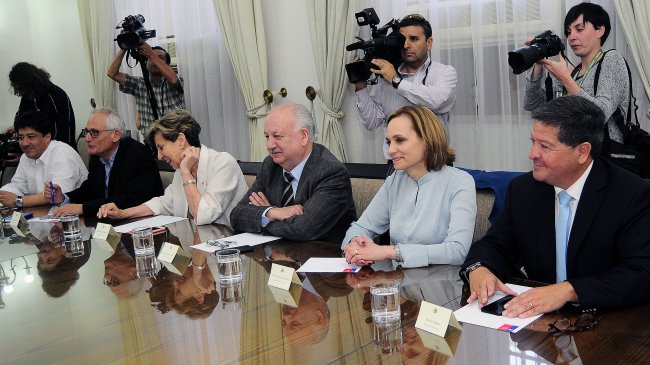 Sin superar el impasse, Guillermo Teillier asistió a comité político en La Moneda