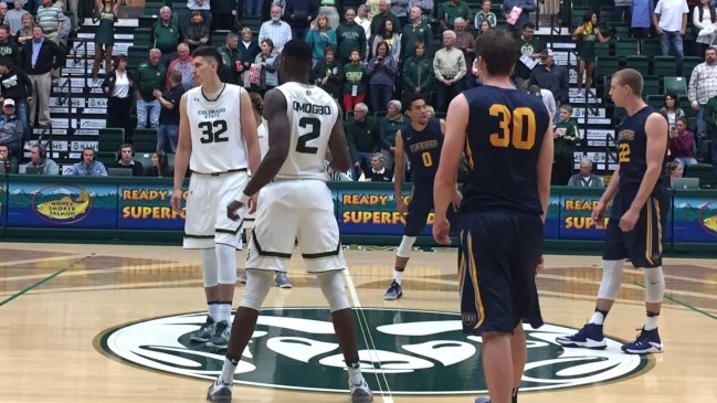 Chileno Nico Carvacho hizo su debut en el baloncesto de la NCAA
