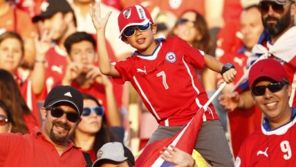   Entonación del himno hizo estremecer al Estadio Nacional previo al choque con Uruguay 