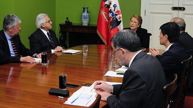 Reajuste y cambio de gabinete hacen madrugar a Bachelet y ministros