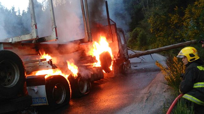 Encapuchados quemaron dos camiones en Contulmo