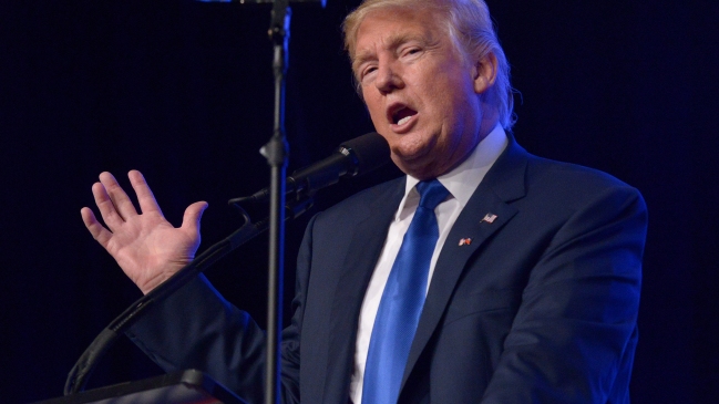 Trump prohíbe a los que trabajen en su Gobierno incorporarse luego a 