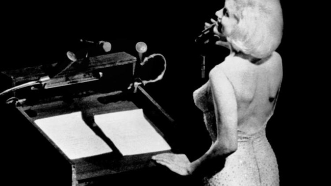 Vestido con que Marilyn Monroe cantó a Kennedy fue subastado en casi 5 millones de dólares