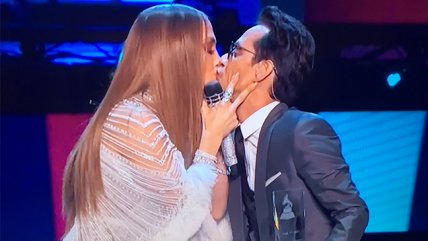   El beso de Marc Anthony y Jennifer López en los Grammy Latino 2016 