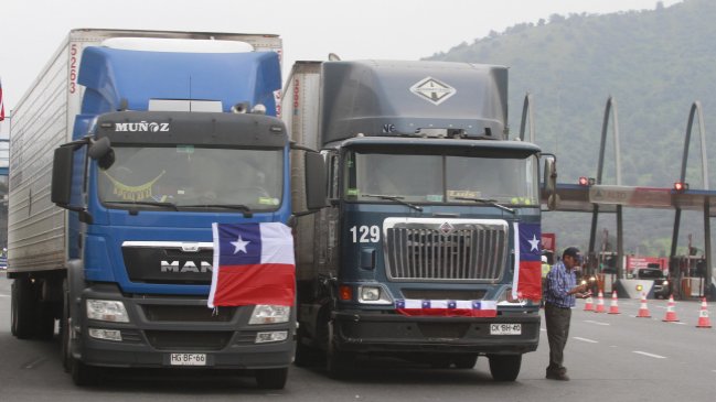 Cerca de 1.000 camioneros en Punta Arenas bloquearon ruta argentina