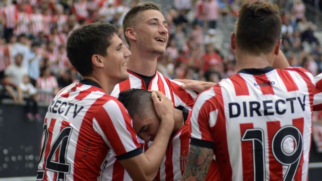 Estudiantes de La Plata venció a Colón con presencia de Jeisson Vargas