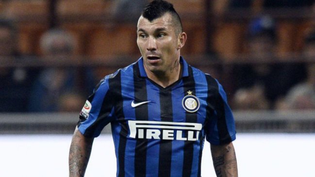 Gary Medel abandonó lesionado el clásico de Milán