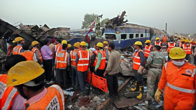 Cifra de fallecidos por accidente de tren en India se eleva a 138