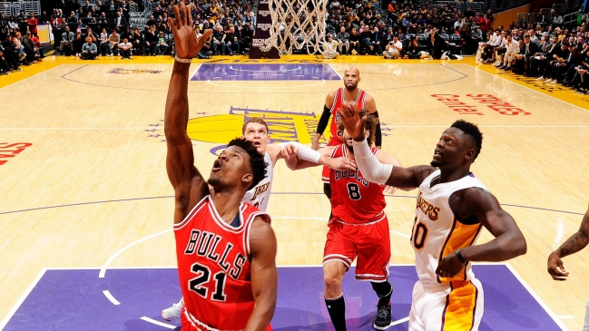 Jimmy Butler guió victoria de Chicago Bulls en casa de Los Angeles Lakers