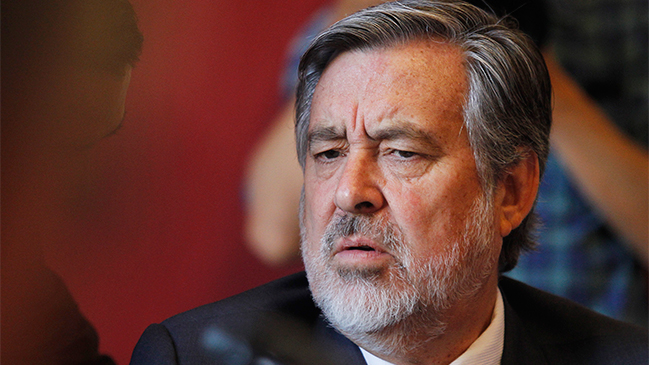 Guillier: Yo no sé si el ministro de Interior sufre de Alzheimer o es así