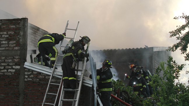 Dos viviendas fueron consumidas y otras dos resultaron dañadas por incendio en Pudahuel