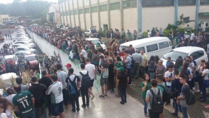 Hinchas de Chapecoense se reunieron en las afueras del Arena Condá