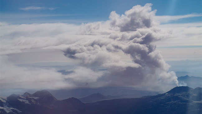 Explosión en volcán peruano Sabancaya lanzó ceniza a 40 kilómetros de cráter