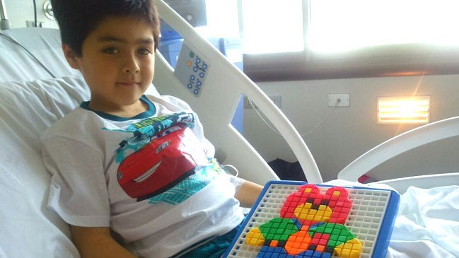 Niño que recibió trasplante de hígado de su padre 