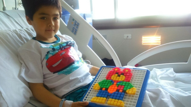 Niño que recibió parte del hígado de su padre continúa con una positiva evolución