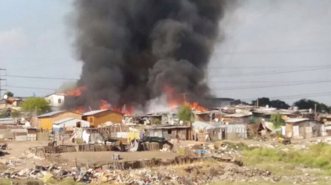 Incendio afecta a campamento Japón en la comuna de Maipú
