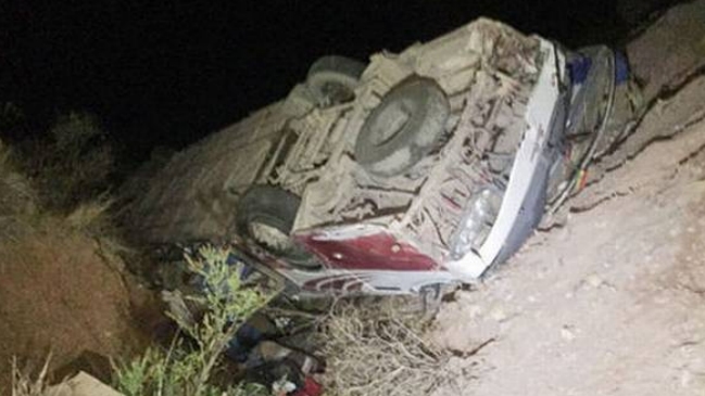 Al menos 13 muertos dejó volcamiento de bus que salió de Iquique hacia Bolivia
