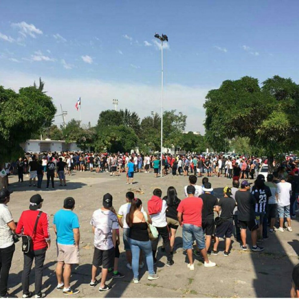 Caos se registró en retiro de entradas de hinchas de Colo Colo para final de Copa Chile
