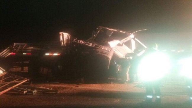 Colisión de camiones en sector de Graneros genera desvío en Ruta 5 Sur