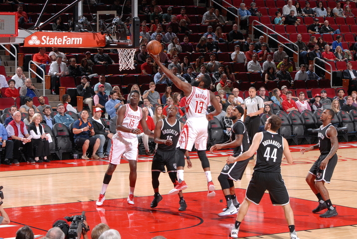 James Harden lideró ajustado triunfo de Houston ante los Nets