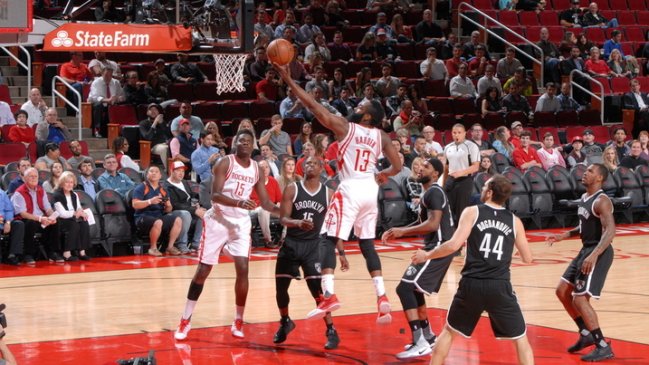 James Harden lideró ajustado triunfo de Houston ante los Nets