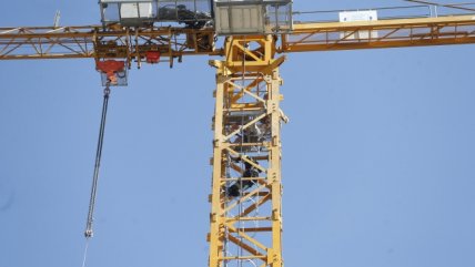   La protesta de un trabajador que subió a una grúa pluma tras ser despedido 