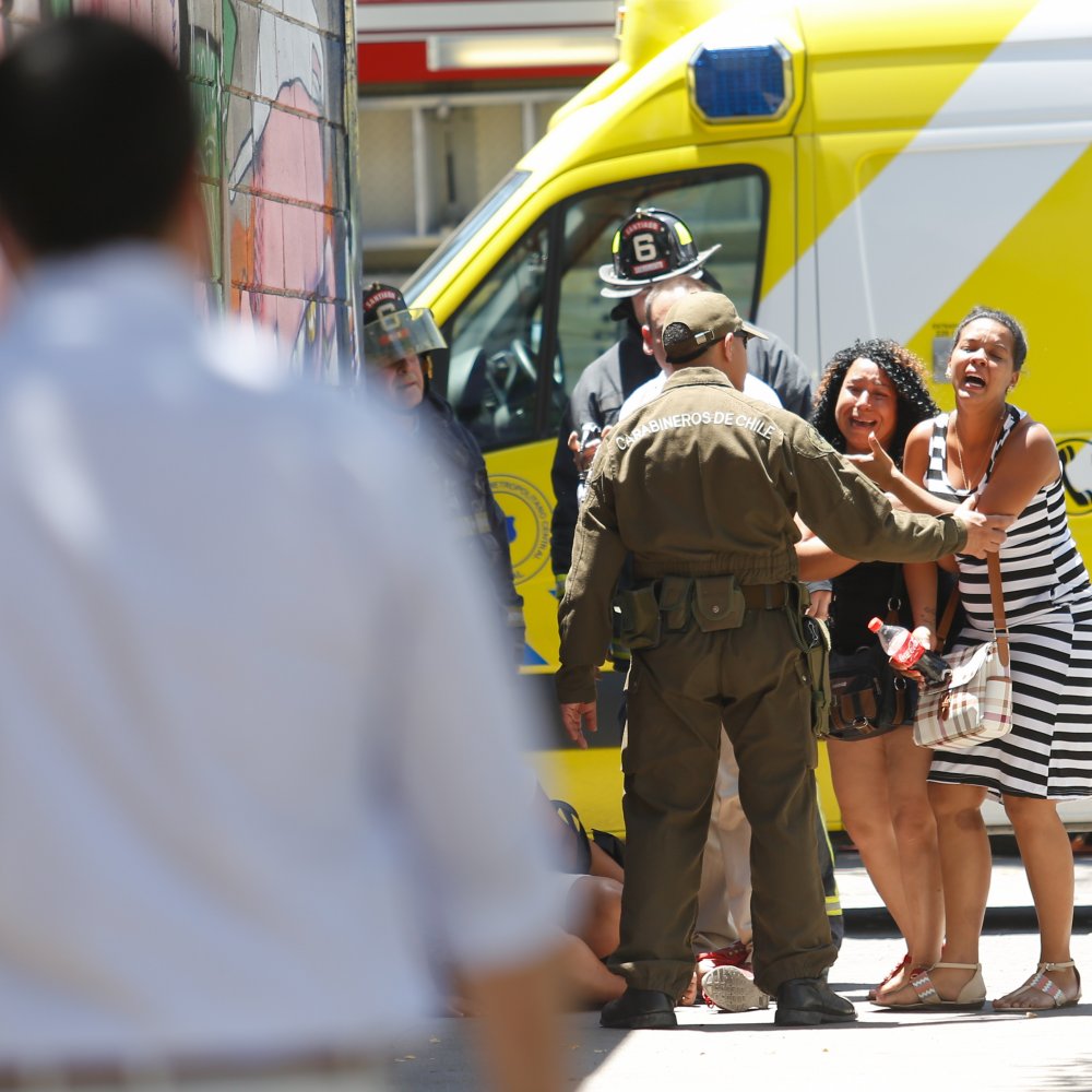 Mujer y su hijo murieron al caer al vacío en incendio que afectó a edificio en Santiago