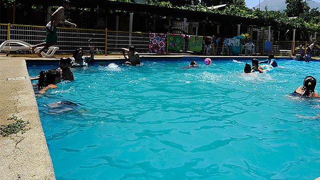 Propietaria acusa discriminación a su nana en piscina de edificio en Ñuñoa