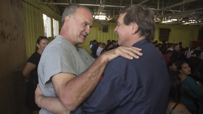 Marcelo Bielsa sorprendió al padre Felipe Berríos y asistió a graduación en La Chimba
