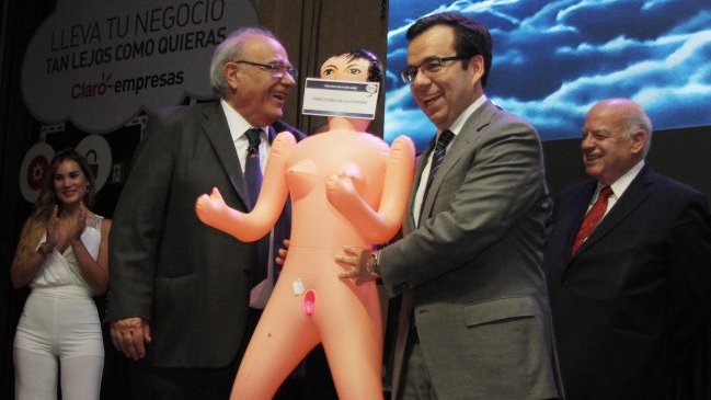 Presidenta del PRI presentará acción legal tras episodio de muñeca inflable de Asexma