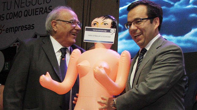 Asexma rechazó renuncia de Roberto Fantuzzi tras críticas por la muñeca inflable