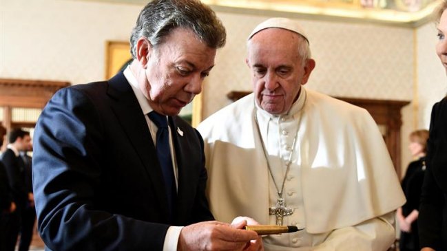 Santos y Uribe defendieron sus posiciones sobre los acuerdos de paz ante el papa