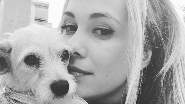 Laura Prieto llora la muerte de su perrito 