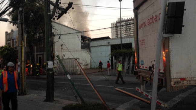 Camión cortó cables del tendido eléctrico y generó incendio en bodega