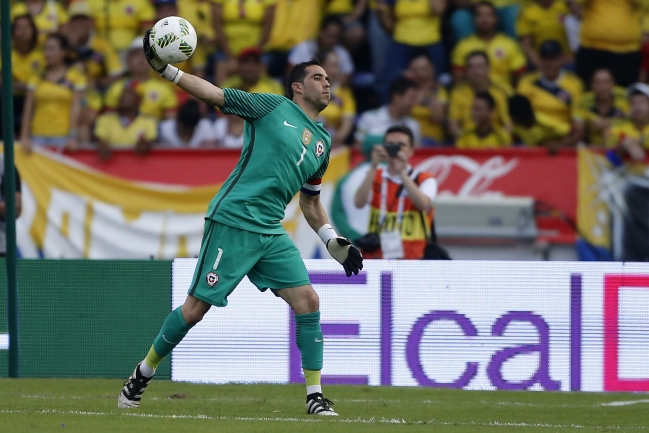 Claudio Bravo está entre los mejores 100 del mundo, según encuesta de The Guardian