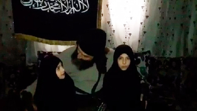 Videos muestran a un padre animando a sus pequeñas hijas a atentar en Siria