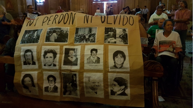 Manifestantes se encadenaron en la Catedral en protesta por 