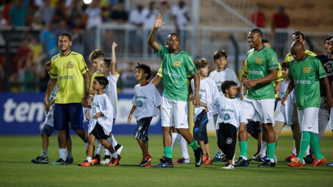 Neymar y Robinho encandilaron con su habilidad en partido benéfico en Brasil