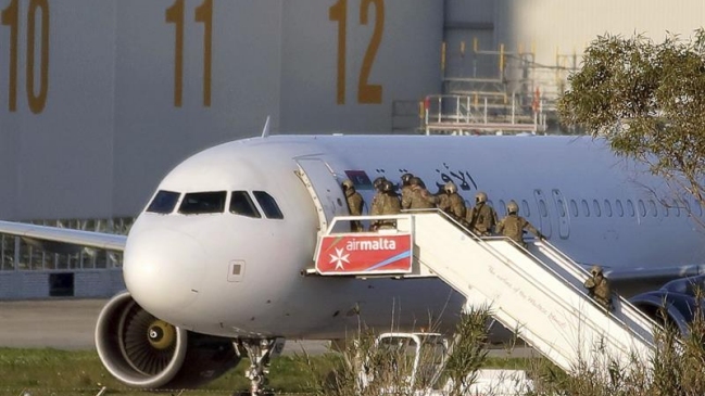 Secuestradores del avión libio se entregaron a la policía en Malta