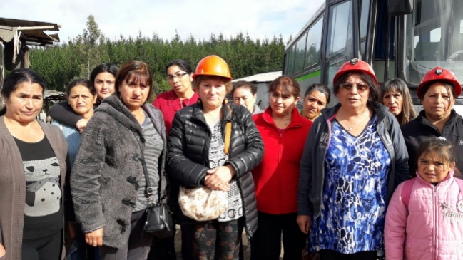 Esposas e hijos de mineros de Curanilahue bajaron a la mina para pasar ahí la Navidad