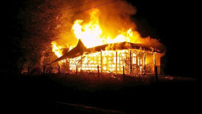 La Araucanía: Ataque incendiario destruyó iglesia y escuela rural